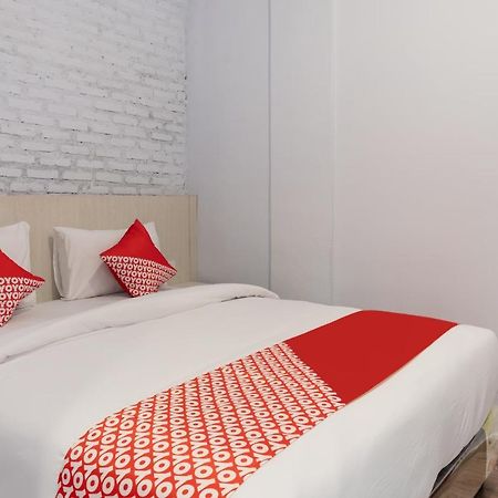 Super Oyo 3150 Theodore Homestay メダン エクステリア 写真