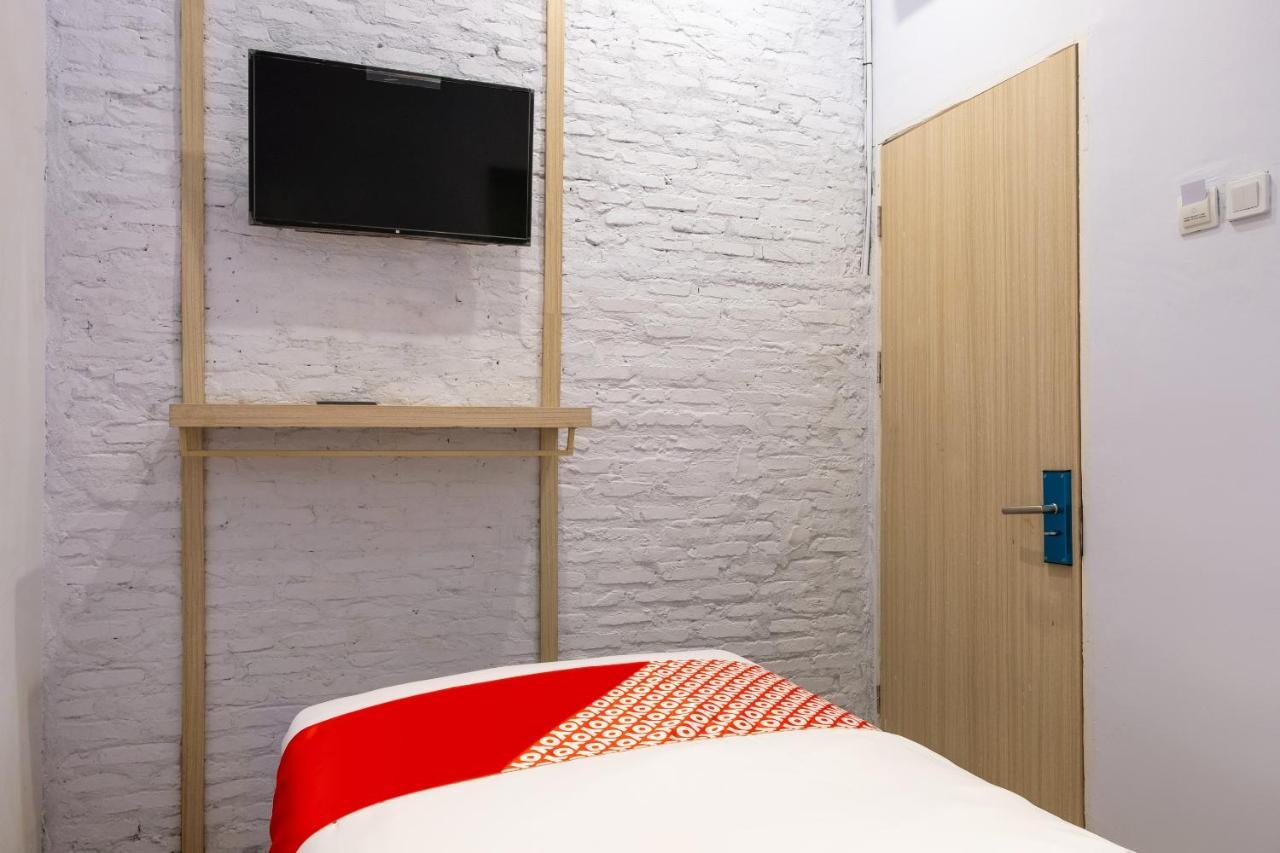 Super Oyo 3150 Theodore Homestay メダン エクステリア 写真