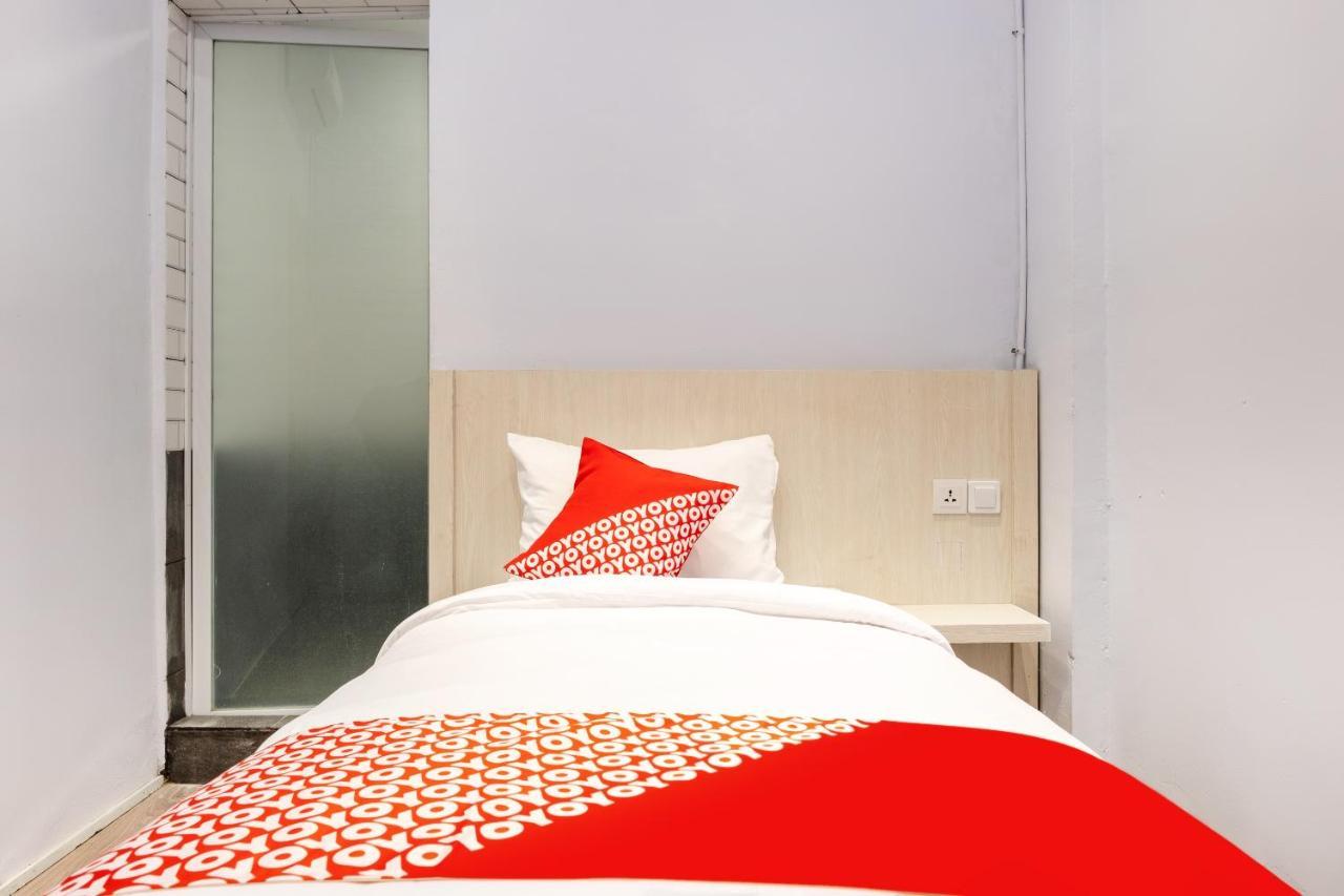 Super Oyo 3150 Theodore Homestay メダン エクステリア 写真