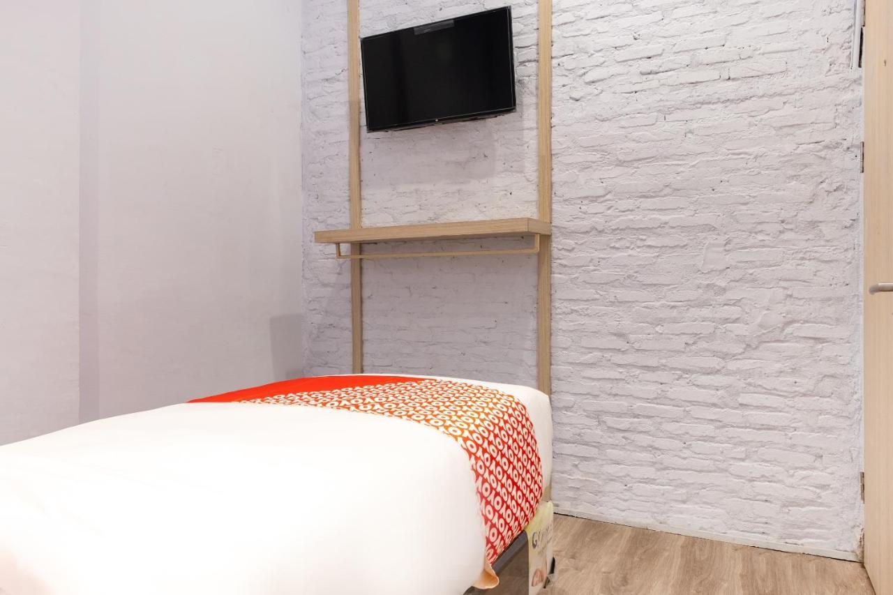 Super Oyo 3150 Theodore Homestay メダン エクステリア 写真