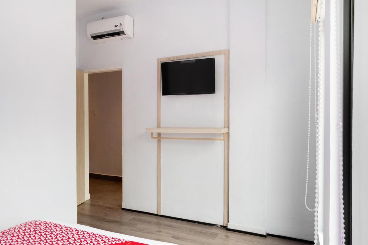 Super Oyo 3150 Theodore Homestay メダン エクステリア 写真