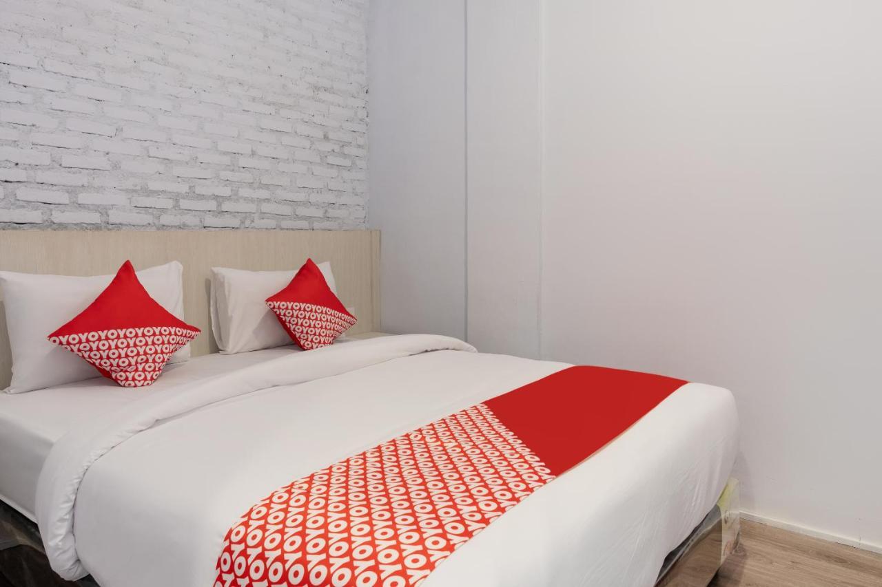 Super Oyo 3150 Theodore Homestay メダン エクステリア 写真