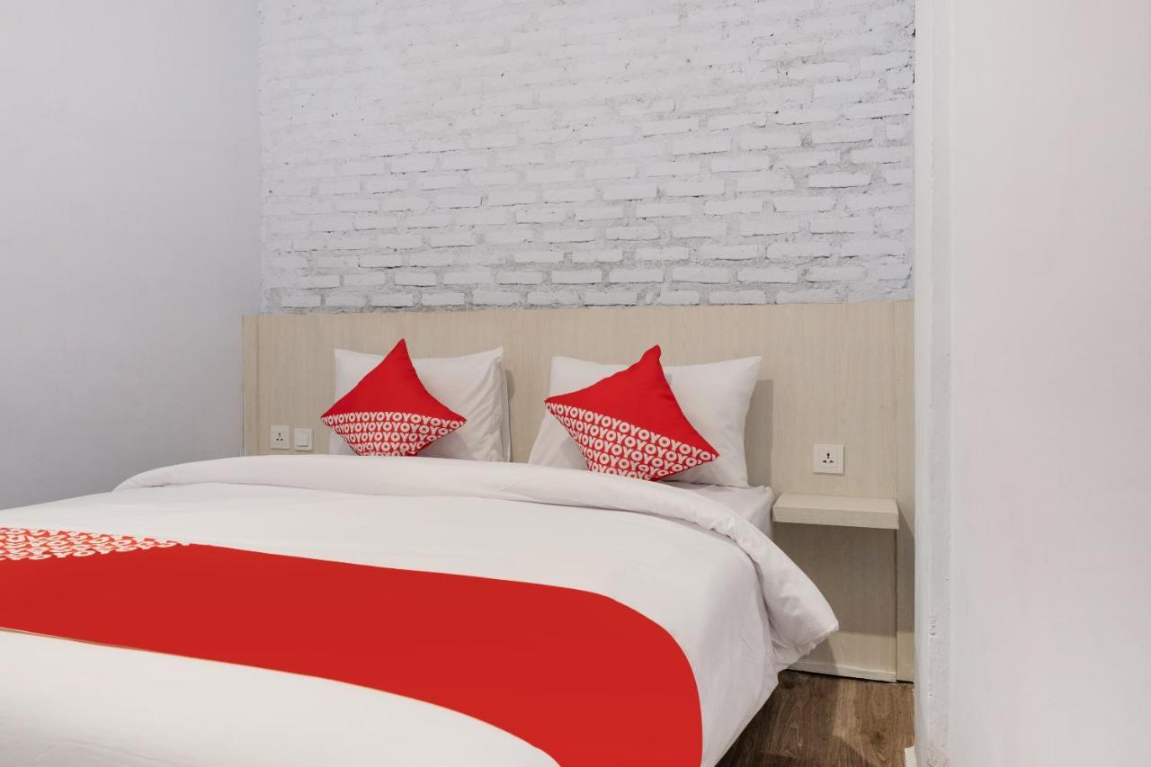 Super Oyo 3150 Theodore Homestay メダン エクステリア 写真