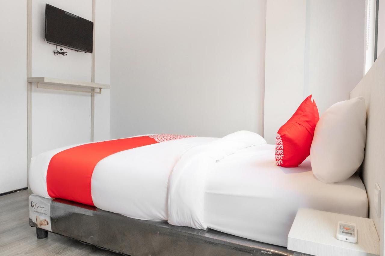 Super Oyo 3150 Theodore Homestay メダン エクステリア 写真